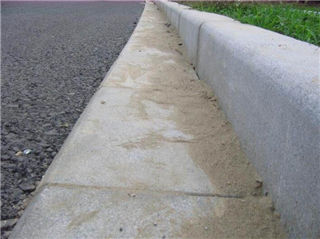 投入使用的混凝土路平石