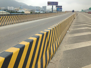 高速公路铺设的混凝土隔离墩